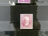 une photo d'un homme debout devant des timbres