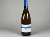 une bouteille de vin posée sur une table