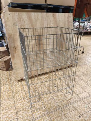 un caddie en métal posé par terre dans un magasin