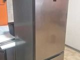 un réfrigérateur en acier inoxydable dans une cuisine aux murs orange