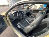 l'intérieur d'une voiture, la portière ouverte, avec le volant bien visible