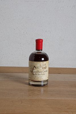 une bouteille d'alcool posée sur une table à côté d'une bouteille de vin