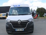 une camionnette blanche garée dans un parking
