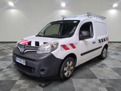 la photo d'une camionnette blanche garée dans une pièce