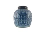 un vase bleu et blanc orné d’un motif