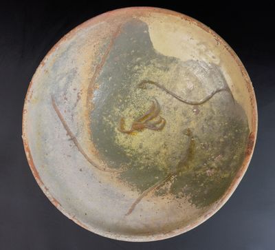 un bol marron et vert orné d'un serpent