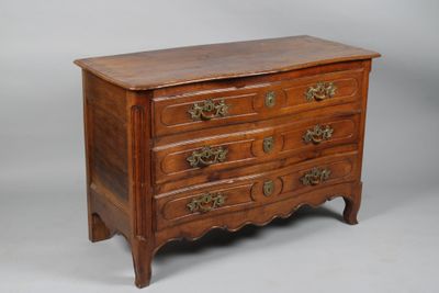 commode en bois naturel, bombée en façade, ouvrant à 3 tiroi… - Photo 1