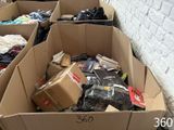 de nombreux cartons contenant des vêtements et d'autres objets dans la rue