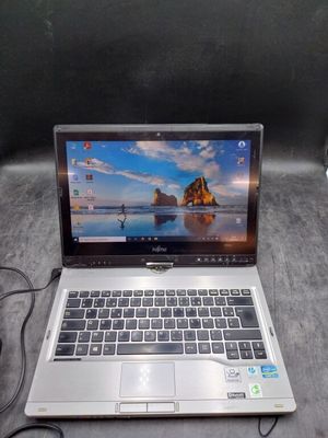 un ordinateur portable posé sur une table