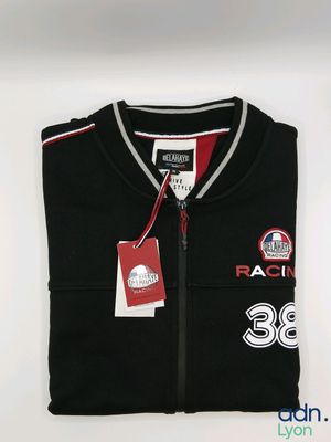 un gros plan d'une chemise avec une étiquette