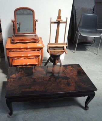 une table, un miroir et une chaise dans une pièce