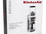 La boîte est ouverte pour montrer le contenu d'un moulin à café KitchenAid.