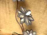 deux fleurs en métal posées sur une table