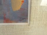 une photo d'un tableau accroché au mur dans un cadre