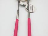 une paire de balles de golf en plastique roses et une paire de balles en plastique roses