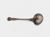 cuillère en argent ornée d'un motif floral sur un fond blanc