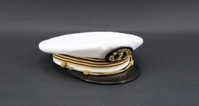 casquette d'officier de la marine avec des rayures dorées et blanches sur fond noir
