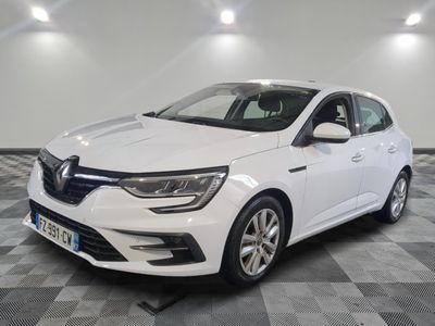 une voiture blanche est garée dans une pièce au sol à carreaux