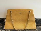 un sac à main jaune posé sur un comptoir en marbre