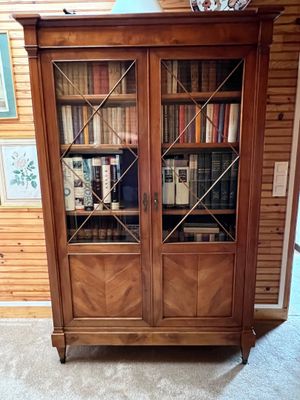 une bibliothèque en bois sur laquelle sont posés de nombreux livres