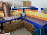 une cuisine avec un plan de travail bleu et du carrelage jaune et bleu