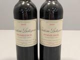 deux bouteilles de vin rouge posées sur une table blanche
