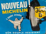 une boîte de pneus Michel Michel posée sur une table