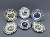 six assiettes présentant différents motifs et dessins sur un fond gris