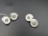 deux boutons de manchette en argent ornés de pierres vertes et blanches