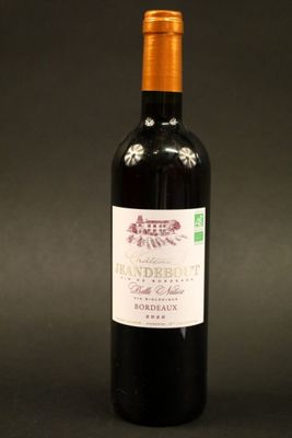 une bouteille de vin posée sur une table