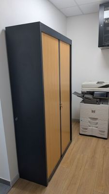 une photo d'un petit bureau avec une imprimante et une armoire