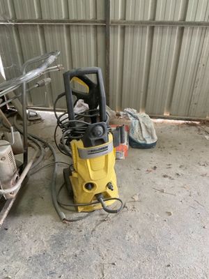une machine posée sur le sol devant un bâtiment