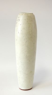 un vase blanc posé sur une surface blanche