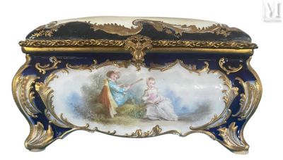 une boîte bleue et dorée sur laquelle figure l'image d'une femme et d'un enfant