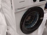 une machine à laver posée au milieu d'une pile de cartons