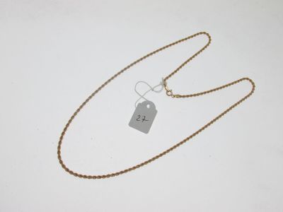 gros plan d'un collier auquel est attachée une étiquette