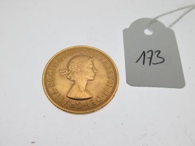 gros plan d'une pièce d'or portant une étiquette de prix