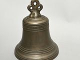cloche en laiton sur fond blanc, avec un fond blanc