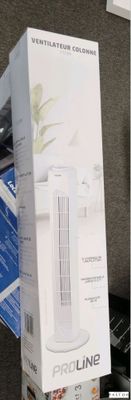 emballage d'un purificateur d'air blanc posé sur un bureau
