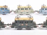 plusieurs petits trains sont alignés sur une surface blanche