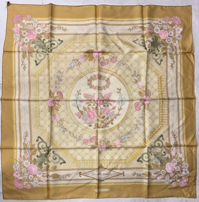 un foulard carré en soie orné d'un motif floral