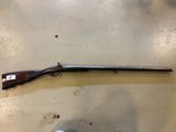 un vieux fusil est posé sur une table dans une pièce
