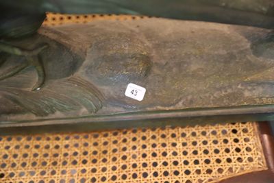 un gros plan sur les pieds et les chaussures d'une personne dans une vitrine