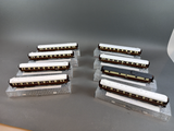 cinq trains miniatures posés sur une table