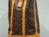 un sac Louis Vuitton exposé dans un musée