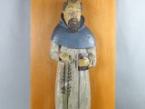 statue d'un homme barbu, vêtu d'une robe et tenant une canne