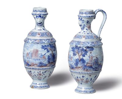 une paire de vases bleus et blancs sur fond blanc