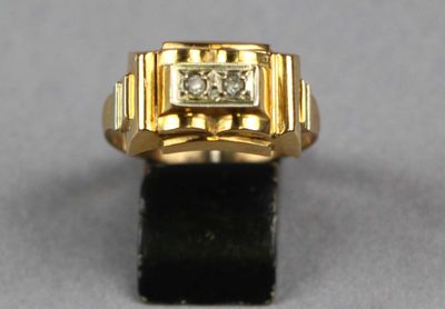 l'image d'une bague en or ornée de diamants