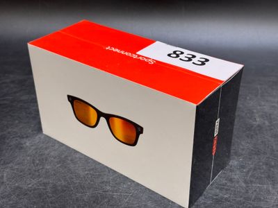 une image représentant une boîte sur laquelle sont posées une paire de lunettes de soleil