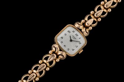une image d'une montre en gros plan sur fond noir